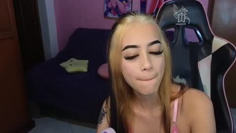 pinkygirl20 online show from January 8, 4:27 am