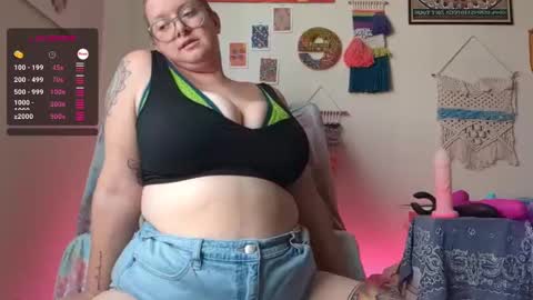 Em online show from February 19, 9:36 pm