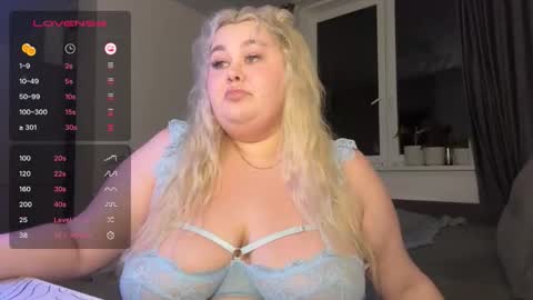 polly_cuteee online show from October 22, 7:19 pm