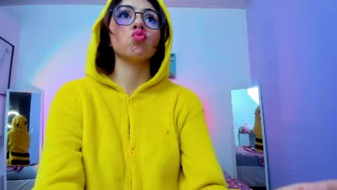 Mia online show from May 8, 1:03 pm