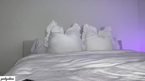 Snapshot of poutyselena chatting on January 29, 12:54 am Selena online show from January 29, 12:54 am