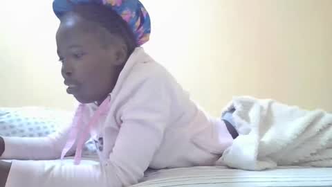 pretty_petite_ebony online show from December 25, 8:39 pm