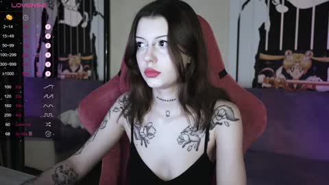 Snapshot of prettybones chatting on December 5, 9:17 am Violet online show from December 5, 9:17 am
