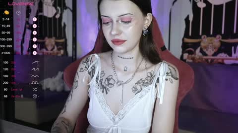 Snapshot of prettybones chatting on December 13, 9:58 am Violet online show from December 13, 9:58 am
