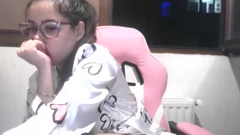 prettyjulliette online show from May 25, 6:18 pm