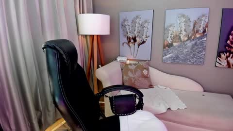 Snapshot of priya_rose chatting on December 4, 6:39 pm Priya Rose online show from December 4, 6:39 pm