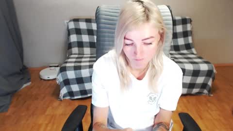 Polly online show from November 19, 3:28 am