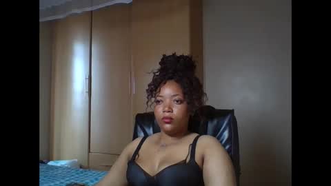 Queenbebony2 online show from May 7, 7:45 am