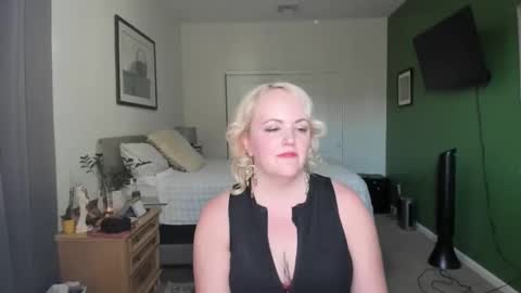 queenroselyn online show from November 7, 11:31 pm