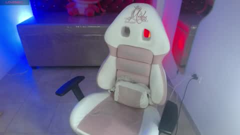Queen Rose  online show from October 3, 8:03 pm