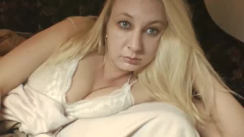 Snapshot of qwertyuio71919 chatting on September 16, 6:38 pm qwertyui online show from September 16, 6:38 pm
