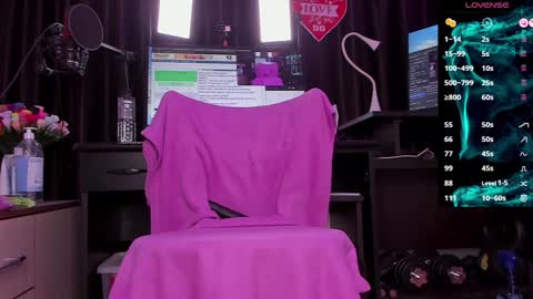 Laura online show from December 5, 2:42 am