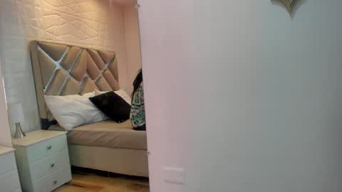 Raquel Moore  online show from January 22, 8:29 am