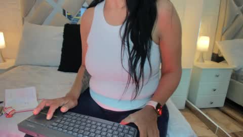 Raquel Moore  online show from February 9, 7:41 pm