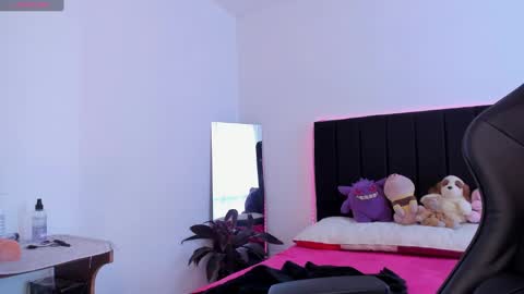Snapshot of raven__white1 chatting on January 22, 9:44 pm Raven online show from January 22, 9:44 pm