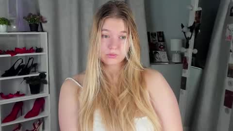 rebecca_____ online show from October 18, 2:25 am