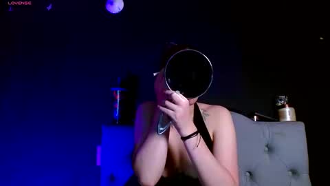 IG   OF red moonn online show from March 18, 1:43 am