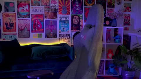 QUEEN OF EVIL online show from December 20, 4:04 pm