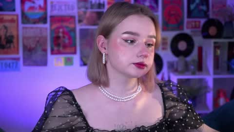 QUEEN OF EVIL online show from December 23, 5:32 pm
