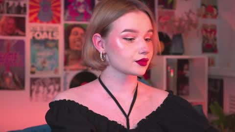 QUEEN OF EVIL online show from January 5, 6:56 pm