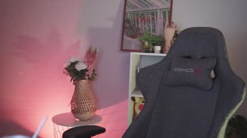 QUEEN OF EVIL online show from January 9, 6:15 pm