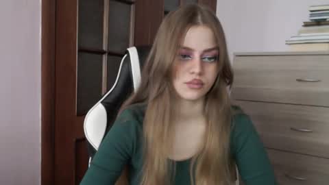 Lily online show from May 12, 2:31 am