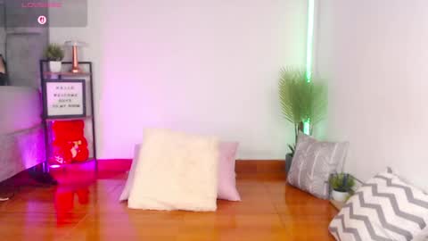 regina1819 online show from May 8, 1:31 am