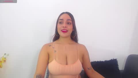 renatabrownn28 online show from May 5, 5:49 pm