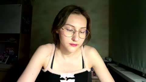 Mia online show from May 25, 7:35 pm