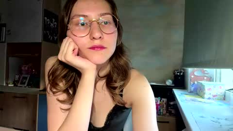 Mia online show from May 6, 3:49 pm