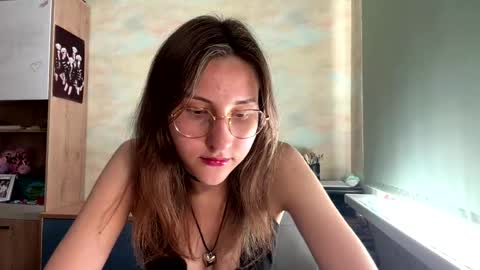 Mia online show from May 19, 11:39 am
