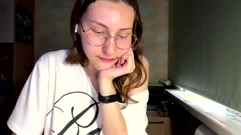 Mia online show from May 7, 4:11 pm