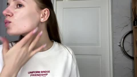 Ketlyn  is here now  help me get 50 thumbs up pls  online show from April 9, 10:09 am