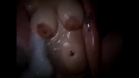 Snapshot of roozzzof chatting on October 29, 3:22 am rooz online show from October 29, 3:22 am