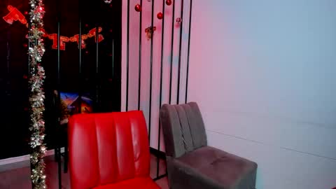 roussehills online show from December 18, 9:30 pm