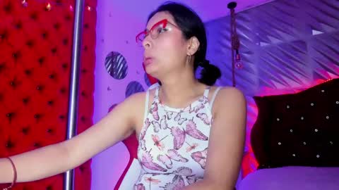 roxanne_han online show from May 19, 12:01 pm