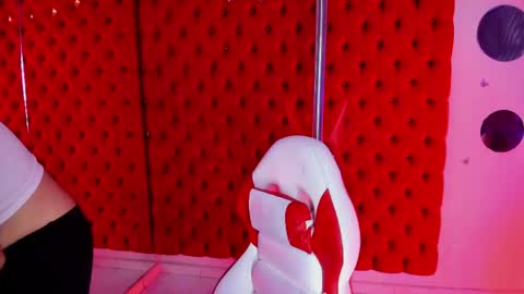 roxanne_han online show from May 6, 11:58 am
