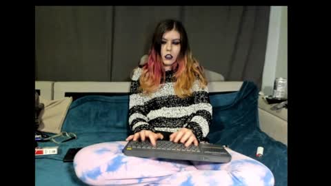 roxihazeleyes online show from January 22, 6:20 pm