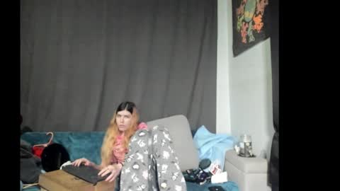 roxihazeleyes online show from December 22, 8:17 am