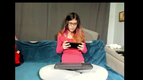 roxihazeleyes online show from January 5, 4:14 am