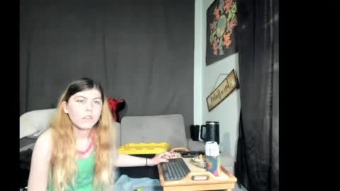 roxihazeleyes online show from May 12, 12:34 pm