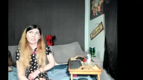 roxihazeleyes online show from May 1, 6:49 am