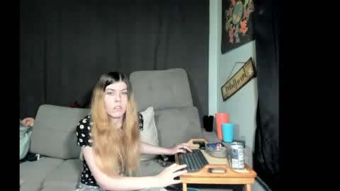 roxihazeleyes online show from May 21, 1:25 am