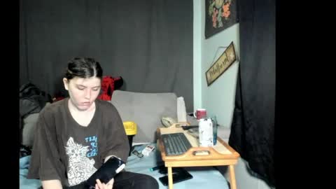 roxihazeleyes online show from May 7, 9:46 am