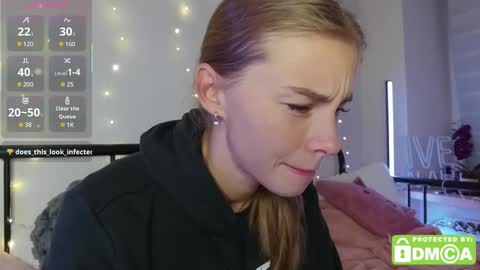 Snapshot of roxxxie_reid chatting on September 23, 9:02 pm Roxieex ABBY online show from September 23, 9:02 pm