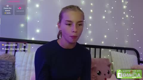 Snapshot of roxxxie_reid chatting on October 9, 9:08 pm Roxieex ABBY online show from October 9, 9:08 pm