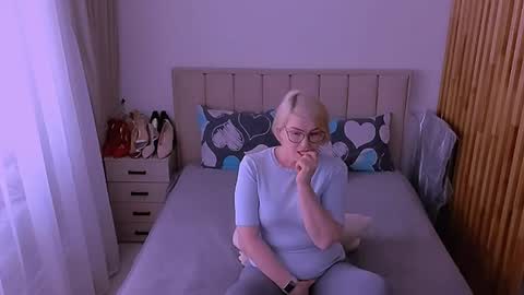 Sabrina MacMarren online show from May 17, 1:43 pm