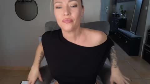Snapshot of sacha__xx chatting on February 19, 1:50 pm sacha__xx online show from February 19, 1:50 pm