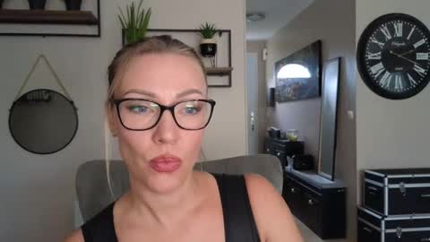Snapshot of sacha__xx chatting on October 9, 12:20 pm sacha__xx online show from October 9, 12:20 pm