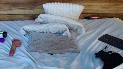 salo_rose_ online show from November 12, 1:42 pm